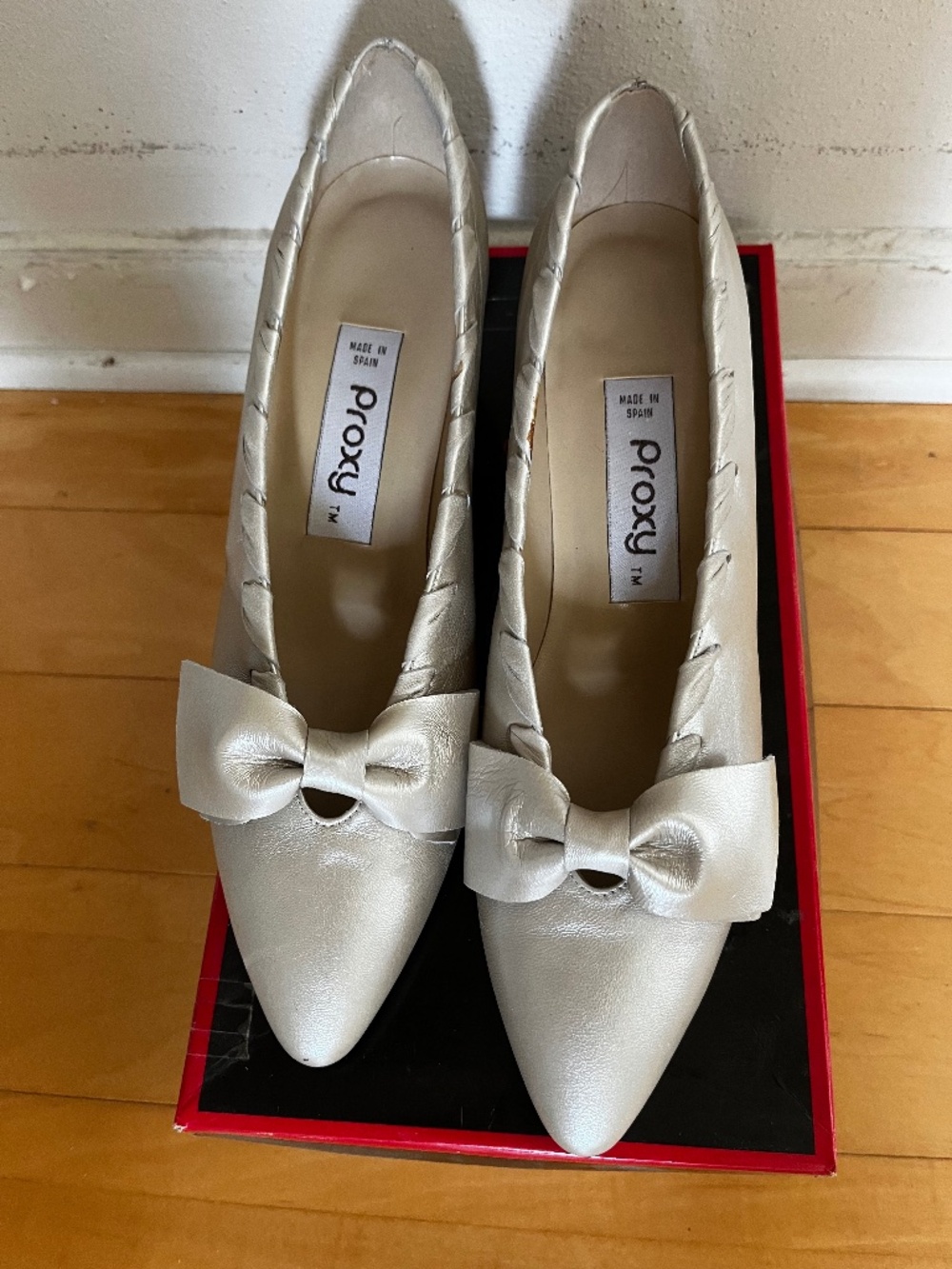 Proxy Fancy Gold leather pumps